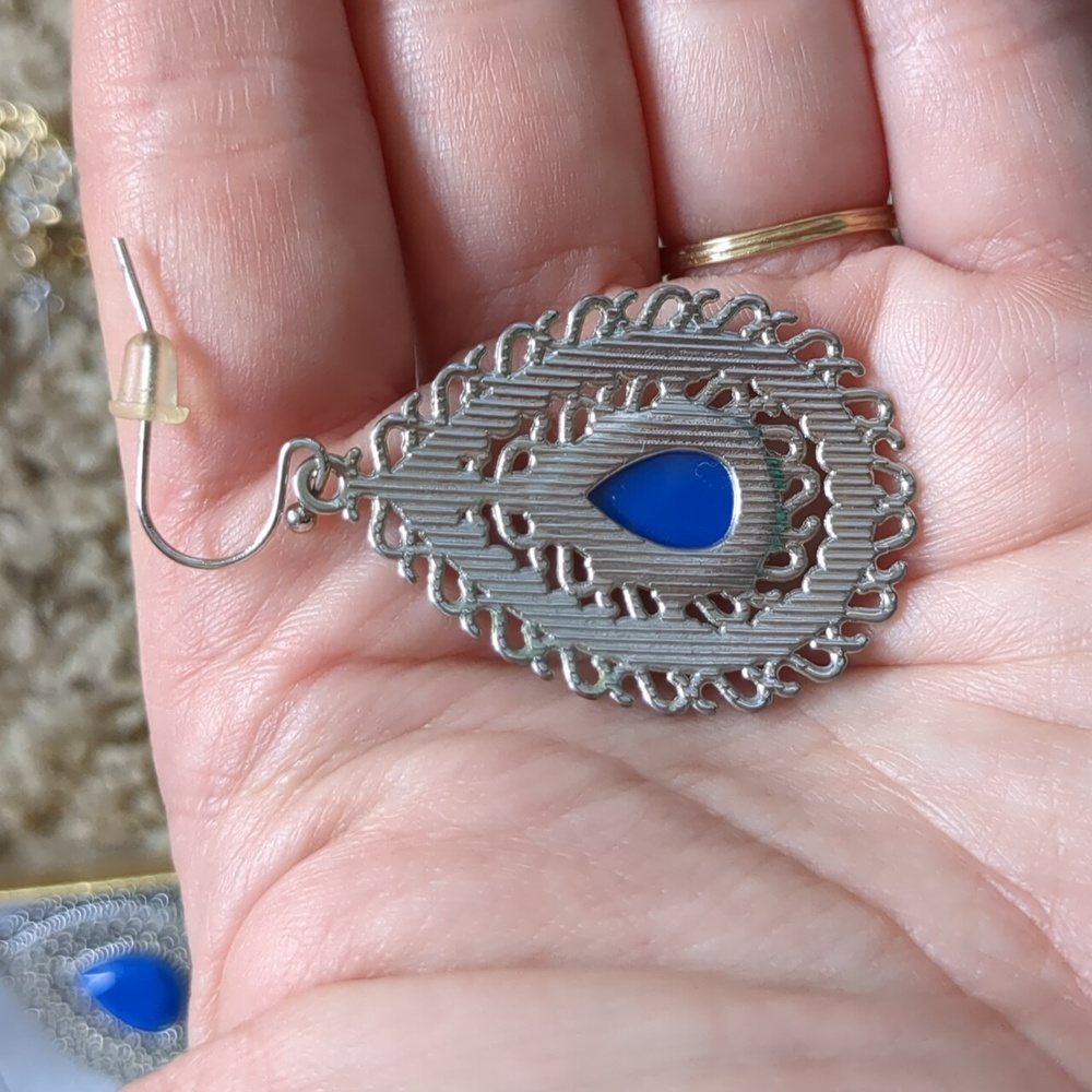 Lightweight Dangles - Picture 3 of 5